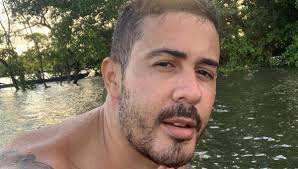 Carlinhos Maia faz desabafo sobre gritaria dos fãs em frente a sua casa