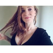 Julia Carruthers's Instagram, Twitter & Facebook