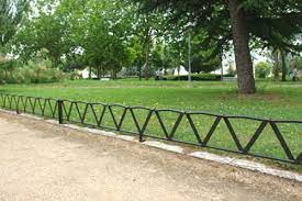 Maybe you would like to learn more about one of these? More Edging Than A Fence But Looks Good And Such A Simple Design Garden Railings Outdoor Stairs Garden Edging