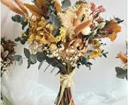 Coiffe de mariée avec fleurs séchées conservées | INVITADISIMA
