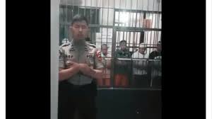 From irmafang11.files.wordpress.com penjara hati sang ceo komik online. Viral Polisi Jadi Imam Salat Di Penjara Jemaahnya Di Belakang Jeruji Besi