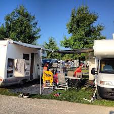 Sanitaires, laverie, barbecues, restauration, animations sur le thème du western. Europa Park Camp Resort Campground