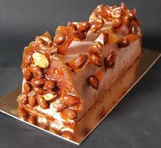 Une Buche Presque Tout Chocolat Avec Un Croustillant Pralin Gavottes Et Des Amandes Caramelisees Pour Decor Tout Chocolat Buche De Noel Gateaux Et Desserts