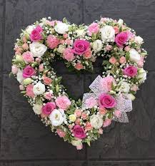 Pretty Loose Open Heart From 50 Flowers Florist Bouquets In 2020 Beerdigung Blumen Abmachung Blumenarrangement Hochzeitstischdekoration