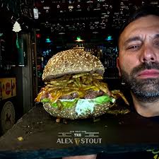 LUNEDÌ non ti temo… 😄 Inizia nel migliore dei modi questa nuova settimana,  STASERA SIAMO APERTI 😍 Birra 🍺 Burger 🍔 Amici 🤩 e Pub ☘️ Non ti serve  più nulla 😅 Ci vediamo stasera da ALEX 😎🍔🍺