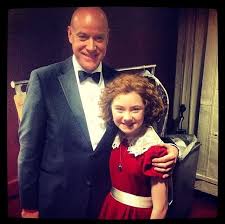 Daddy Warbucks And Annie Anthony Warlow Daddy Warbucks Lilla Annie The Musical I Jus Annie On Broadway Mary Poppins Broadway Broadway Plays