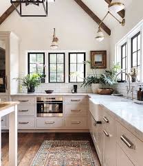 Cozinha Aberta Branca Da Fazenda Janelas Emolduradas Pretas Vigas De Madeira Marmore Branco Cou Arquitetura Ideias Yeni Mutfak Modelleri Sweet Home Ev Ic Mekanlari