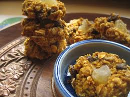 Delicious vegan oatmeal cookies — with chocolate chips or raisins! Macro Monday Easiest Pumpkin Cookies Ever 3 The Dainty Pig