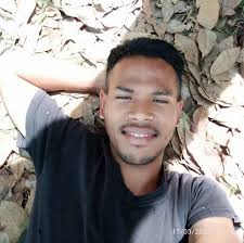 Hallelujah, praise the One who set me free Hallelujah, death has lost its  grip