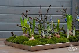 Diy Wunderschone Osterdeko Mit Moos Zweigen In 2020 Ostern Blumenarrangements Fruhlings Dekoration Osterdeko
