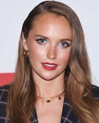 ➡️ Julia Brown Birth Date: November 14, 1997 Country: United Kingdom Career  Start Year: 2015 Iconic Movies/TV Shows: 📌 World