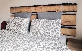 Una forma rigorosa e geometrica per questo letto matrimoniale. Testiera Del Letto In Legno Naturale Grezzo Arredo Casa