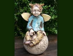 Gartenfiguren Keramik Elfe Fee Gartenfigur Beetstecker Ein Designerstuck Von Atelier Mj Arts Bei Dawanda Skulpturen Gartenfiguren Figur