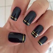 Una serie de tonos más claros y oscuros hace que sea más fácil combinar cualquiera de los dos o tres colores y además hace que se complementen entre sí. Unas Negras Con Dorado Unas Negras Con Dorado Manicura De Unas Unas Decoradas Con Cinta