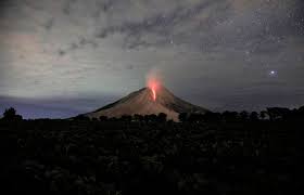 El volcán tupungatito, junto con el san josé, es uno de los dos macizos activos que posee la región metropolitana y tiene vigilancia continua, las 24 horas del día, por parte del servicio nacional de geología y minería (sernageomin). Volcan Tupungatito Registra Un Disparo Sismico De 42 Eventos En Una Hora El Carabobeno