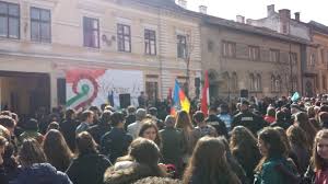 Senatorii au adoptat un raport favorabil, aducând proiectului iniţial un amendament potrivit căruia angajatorii pot acorda zi liberă la cerere pentru persoanele care aparţin. Udmr Cluj Le Cere Romanilor De La Jandarmerie SÄ Nu Mai FacÄ DemonstraÈii De ForÈÄ De 15 Martie Ziua Maghiarilor De Pretutindeni Www Actualdecluj Ro