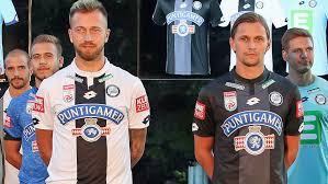 Der sk sturm graz (offiziell sportklub puntigamer sturm graz) ist ein österreichischer fußballverein aus der steirischen landeshauptstadt graz. So Sehen Die Neuen Trikots Des Sk Sturm Graz Aus Fussball Bundesliga
