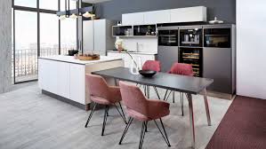 Die großzügige einbauküche mit kochinsel überzeugt mit vielen küchenschränken und auszügen deren fronten in einem ansprechenden alpinweiß mattlack gehalten sind. Bergjans Einrichtungen Gmbh Kollektionen