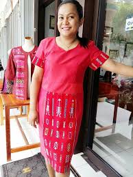 Pengrajin tenun mitra kami berada di sentra tenun troso jepara, nusa tenggara timur, donggala, bali dan daerah lain di indonesia membuat kain tenun dengan alat tradisional bukan mesin. Modif Ntt Model Baju Wanita Gaya Model Pakaian Mode Wanita
