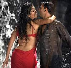 Katrina Kaif Hot Navel Kissing Wet Romantic Song with AkshayKumar – eepixer