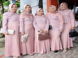 Misalnya gamis brokat kombinasi jersey sheila ini perpaduan antara maxi bahan jersey dengan atasan atau blouse dari brokat halus membuat gamis modern ini semakin menjadi incaran para muslimah. 35 Model Baju Kondangan Simple Hijab Remaja Youtube