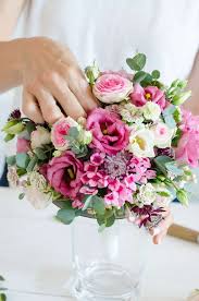 Pastel pink peonies flowers roses greenery. Brautstrauss Im Bouquethalter Teil 1 Runder Brautstrauss In Rosatonen Blumigo