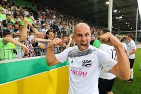 An der seite von marius ebbers, rouwen hennings, charles takyi und matthias lehmann zählte er im saisonverlauf mit sieben saisontoren zu den erfolgreichsten schützen des vereins und trug damit zum wiederaufstieg in die bundesliga bei. Ein Mann Fur Alle Pokalfalle Fc 08 Villingen E V