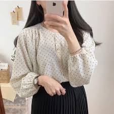 Cukup gunakan dengan celana jeans dan sneakers, batik yang anda pakai pun akan terlihat santai. Harga Blouse Wanita Terbaik Atasan Pakaian Wanita Juli 2021 Shopee Indonesia