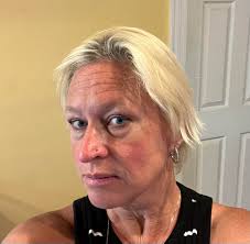 Who can help me achieve icy blonde hair in Gettysburg area?