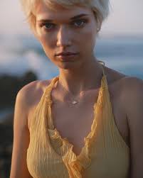 ✨ A new collection inspired by the rhythm of the summer. 18k treasures that  glow like sunsets. Designed to elevate every special moment… 𝓖𝓸𝓵𝓭𝓮𝓷  𝓱𝓸𝓾𝓻 >>> lecarre.es