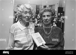 Eva Schloss presents the booklet Memories of a Jewish girl, left her mother  Fritzi Frank Date: April 24, 1989 Keywords: books, presentations Personal  name: Frank, F., Schloss, E Stock Photo