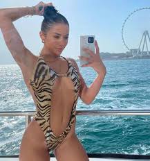 Isabeau et illan de plus en plus complice. Une Celebre Candidate D Objectif Reste Du Monde W9 Topless Face Camera Cette Photo Tres Osee Qui Met Les Internautes En Feu