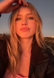 Chantell Flores's Instagram, Twitter & Facebook