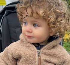 Llamen inmediatamente a la madre de este niño—pedí confundido mirando al  pequeño que era absolutamente idéntico a mí. Su voz, sus ojos, era  completamente igual a la fotografía que tenía con mi