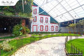 Bandung yang merupakan kota tujuan wisata karena cuacanya yang dingin dan orang mengatakan tidak sah ke bandung jika tidak mengabadikan gambar di depan gedung sate. Belanja Dengan Suasana Klasik Ala Eropa Di Paris Van Java Mall Bandung