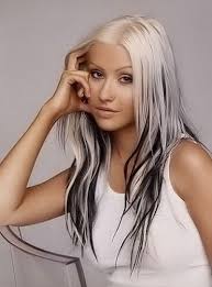 Blonde Haare Mit Schwarzen Strahnchen Haare Blond Farben Blond Farben Christina Aguilera Frisur