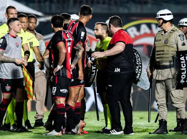 Presidente do Vit&oacute;ria promete ir &agrave; CBF por arbitragem contra o Palmeiras
