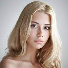 I have natural blonde hair and light brown eyes and have been asked if i die my hair because you rarely see my combination. Blonde Hair Brown Eyes Freckles Model Cute Woman Beauty Hair Beauty Hair Styles