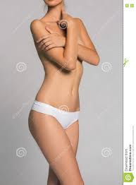 Schöne Junge Frau Mit Den Nackten Schulterfreien Brüsten Der Sauberen Haut  Abdeckung Ihrer Brust Stockbild - Bild von schönheit, abbildung: 75087981