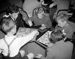 Antiguo juego de mesa circo dominó infantil ilustrado por ramon sabatés i massanell 1950. La Historia Del Parchis Un Juego Milenario