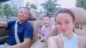 Chồng cũ vy oanh cũng để lại tài sản và chu cấp đầy đủ cho con gái. Vy Oanh Khoe áº£nh Gia Ä'inh Ä'á»§ 4 Thanh Vien Nhan Dá»‹p NÄƒm Má»›i Váº» Xinh Xáº¯n Bá»¥ Báº«m Cá»§a 2 Nhoc Tá»³ CÆ°ng Muá»'n Xá»‰u