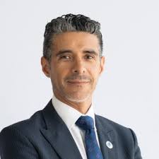 😂 Sometimes you should have fun with your team, even during "serious"  moments (here we had to take corporate pictures).