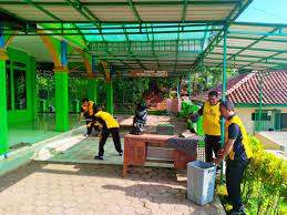 Gotong royong 3 tahun yang lalu. Anggota Polisi Gotong Royong Bersihkan Masjid Pasundan Ekspres