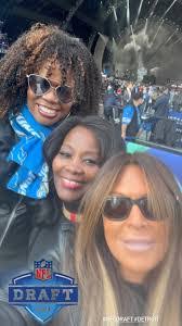 Shari Rogers's Instagram, Twitter & Facebook