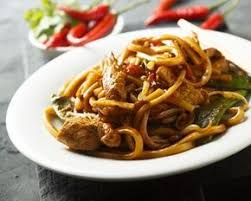 Poulet Au Caramel Et Ses Nouilles Sautees Recette Recette De Plat Nouilles Sautees Cuisine Asiatique