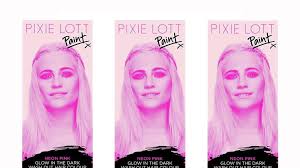 Wie kann man sich selbst ein schwarzlicht basteln? Diese Haarfarbe Leuchtet Im Dunkeln Vogue Germany