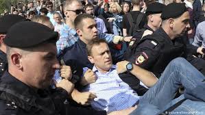 A russian agent sent to tail alexey navalny has revealed how a lethal toxin was secreted in the underpants of the opposition leader. Gastkommentar Putin Oder Deutschland Wem Schadet Der Fall Nawalny Kommentare Dw 08 09 2020