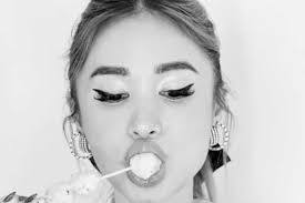 Heart, lumantak ng street food na naka-Dior outfit