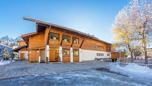 La nostra casa con grande prato soleggiato e parco giochi offre una vista meravigliosa sulle cime della zona delle tre cime nelle dolomiti e si trova a soli 3. Appartamenti A San Candido Val Pusteria Residence Emmy