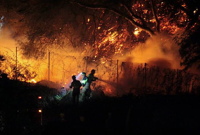 La UME interviene para sofocar un incendio en Ceuta, que ha obligado a desalojar a una treintena de personas | España